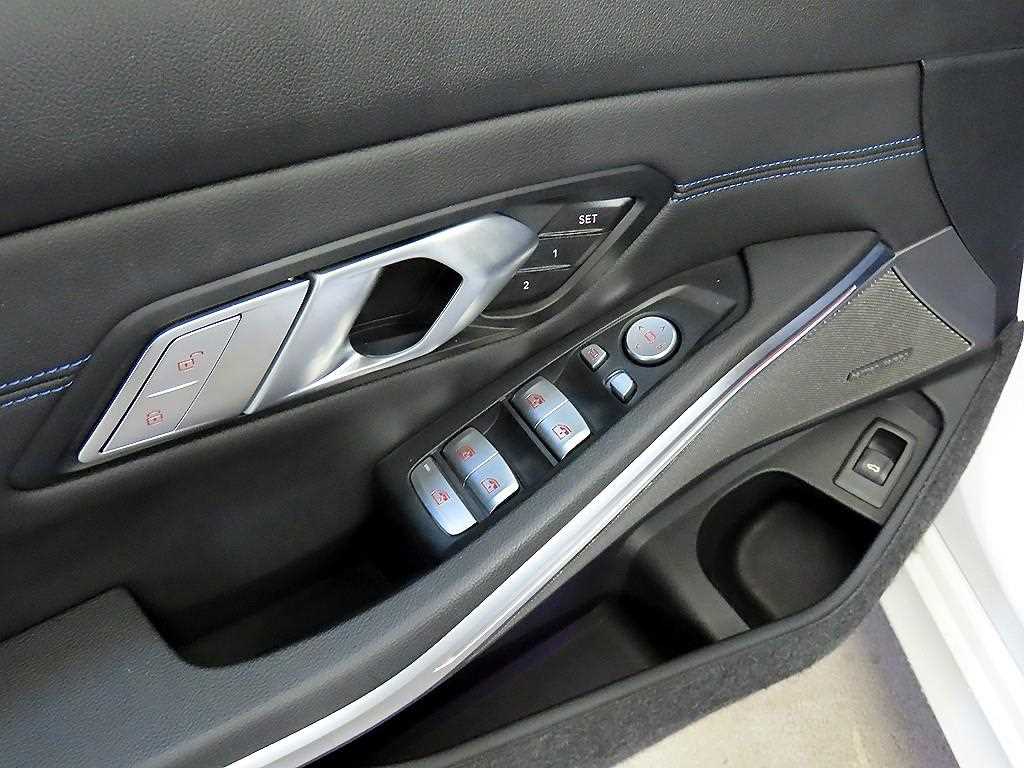 BMW 3-Series — photo 13