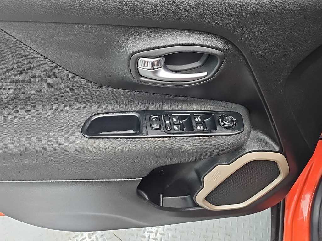 Jeep Renegade — photo 16
