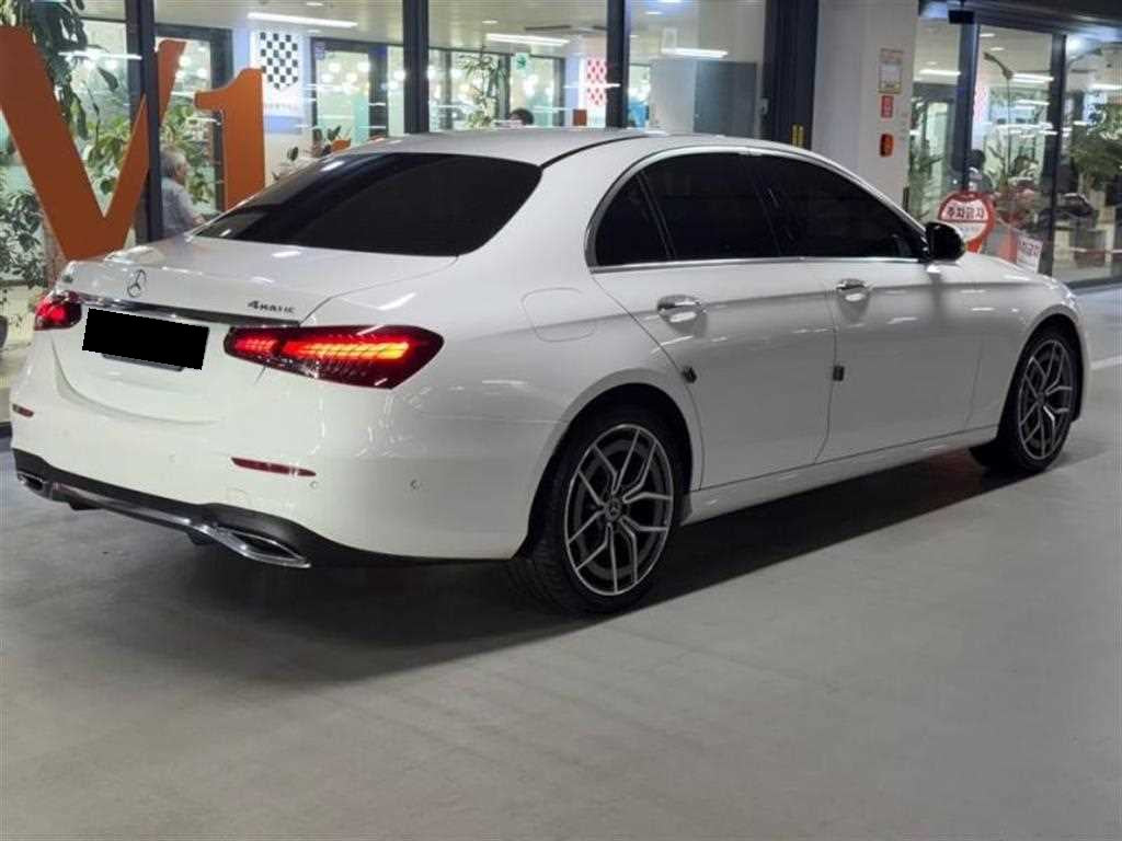 Mercedes-Benz E-Class — photo 04