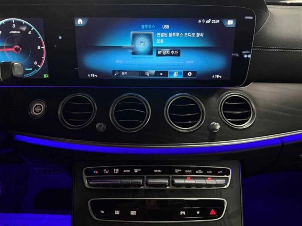 Mercedes-Benz E-Class — photo 09