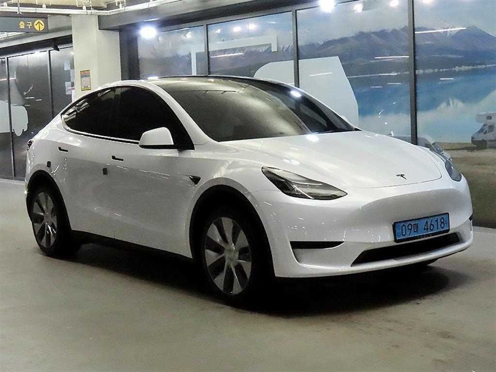 Tesla Model Y — photo 01