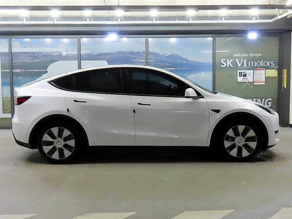 Tesla Model Y — photo 03