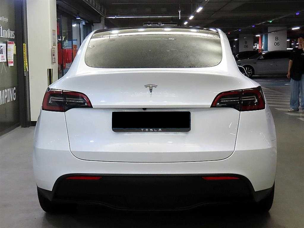Tesla Model Y — photo 05