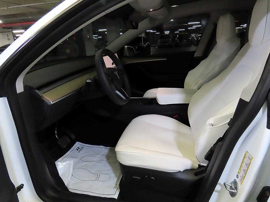 Tesla Model Y — photo 06