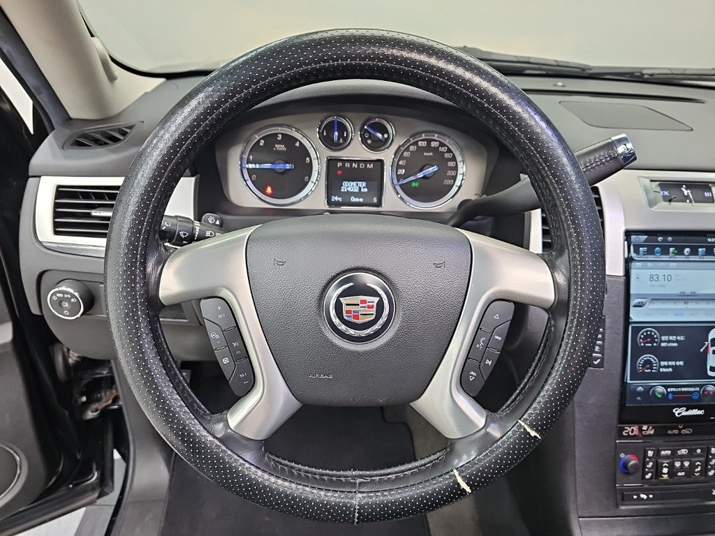 Cadillac Escalade — photo 09