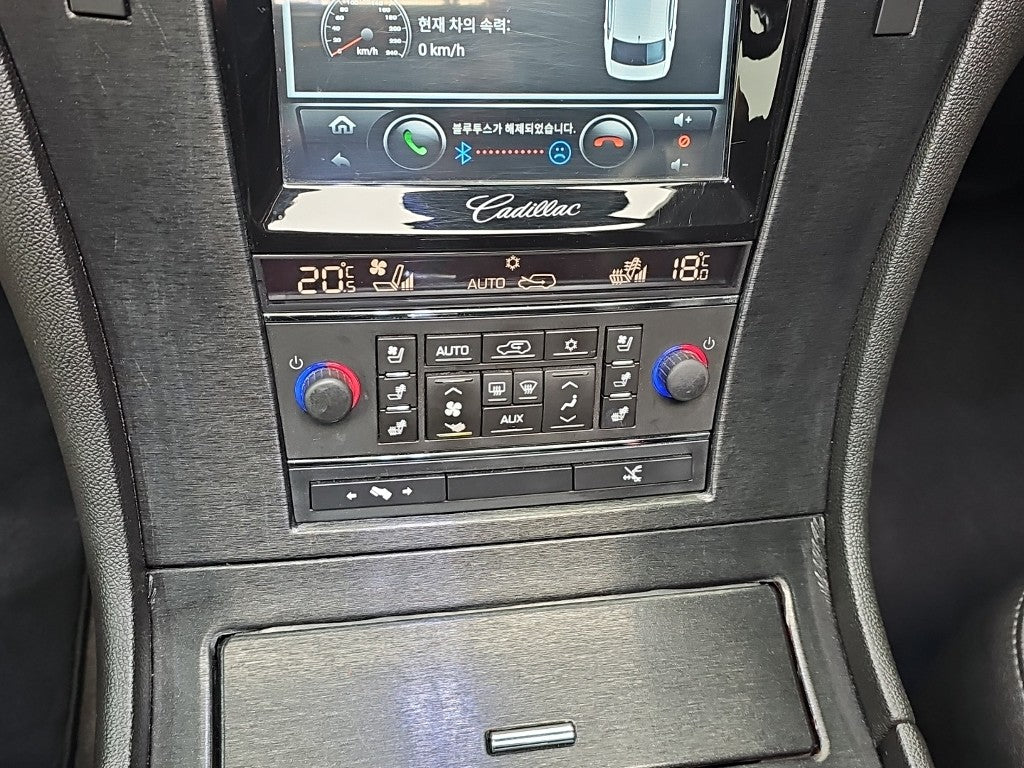 Cadillac Escalade — photo 10