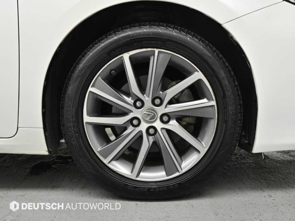 Lexus ES — photo 05