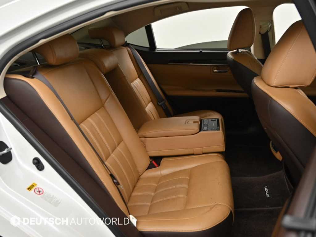 Lexus ES — photo 12