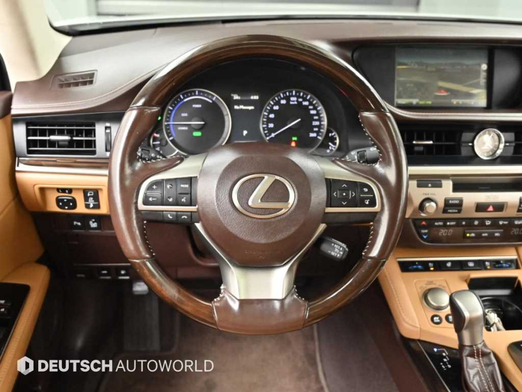 Lexus ES — photo 13