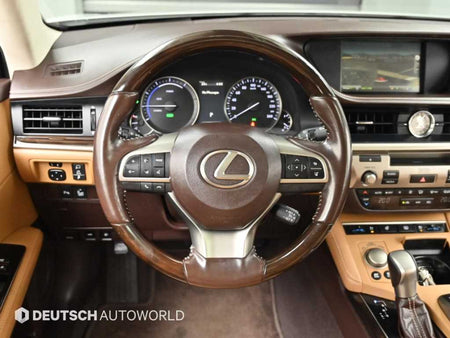 Lexus ES — photo 13