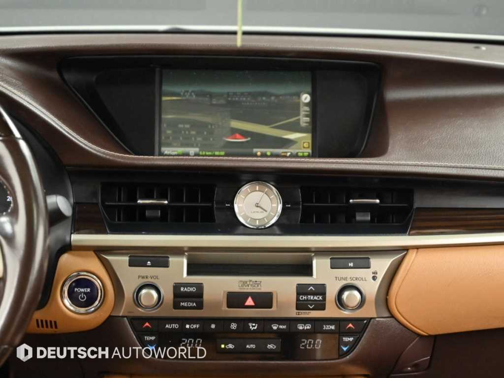 Lexus ES — photo 14