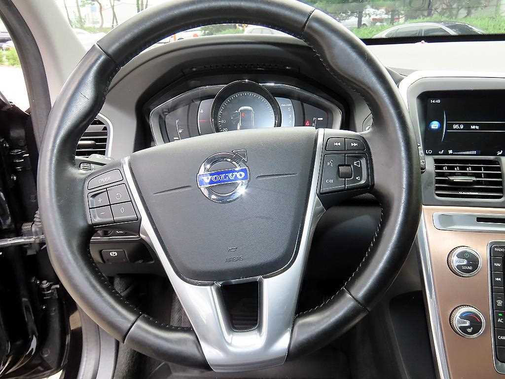 Volvo XC60 — photo 08