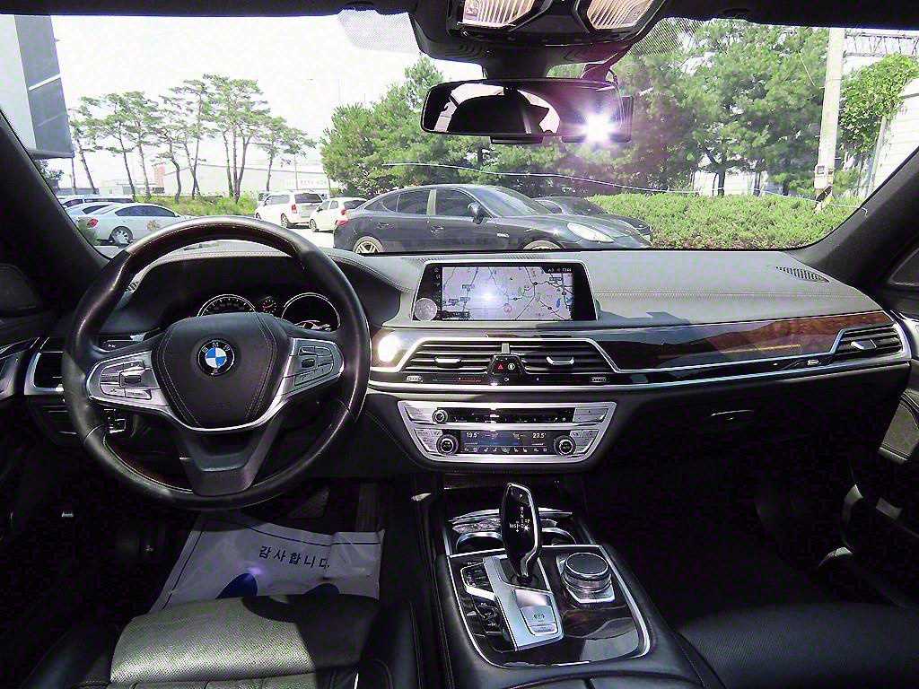 BMW 7-Series — photo 07