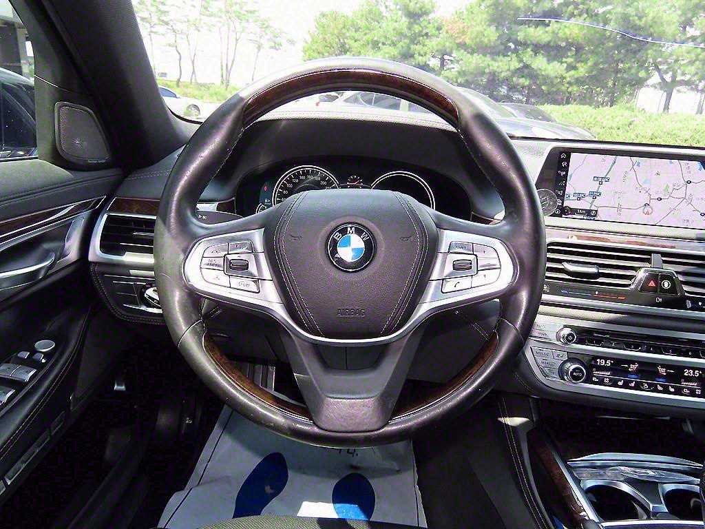 BMW 7-Series — photo 08