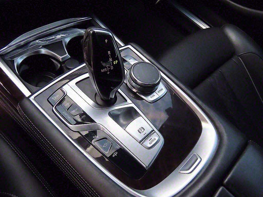 BMW 7-Series — photo 11