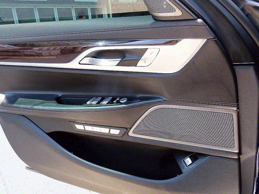 BMW 7-Series — photo 12