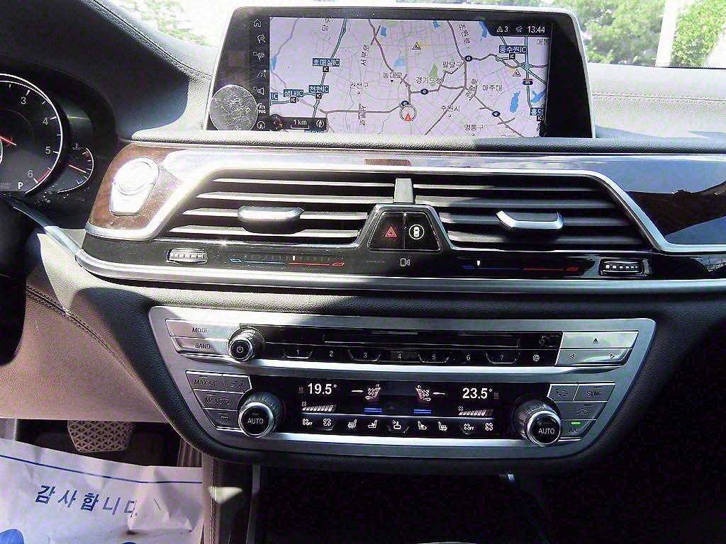 BMW 7-Series — photo 14