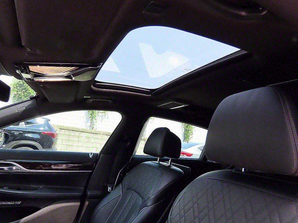 BMW 7-Series — photo 16