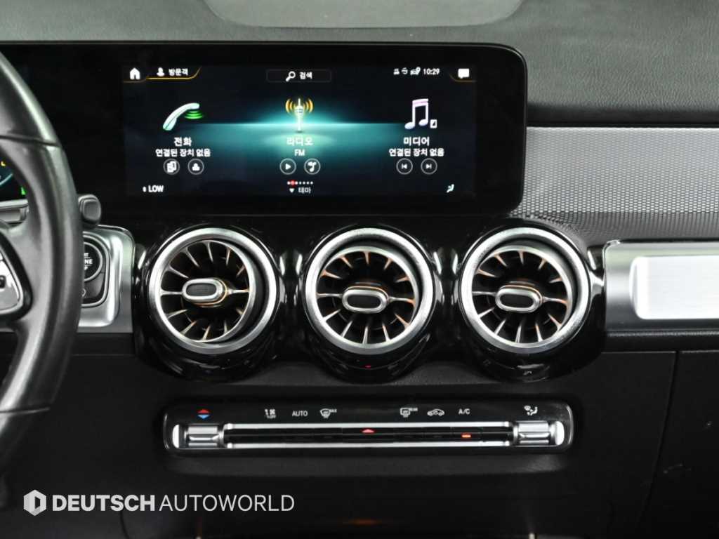 Mercedes-Benz GLB-Class — photo 14