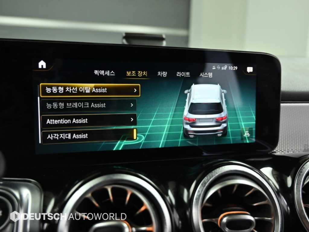 Mercedes-Benz GLB-Class — photo 17