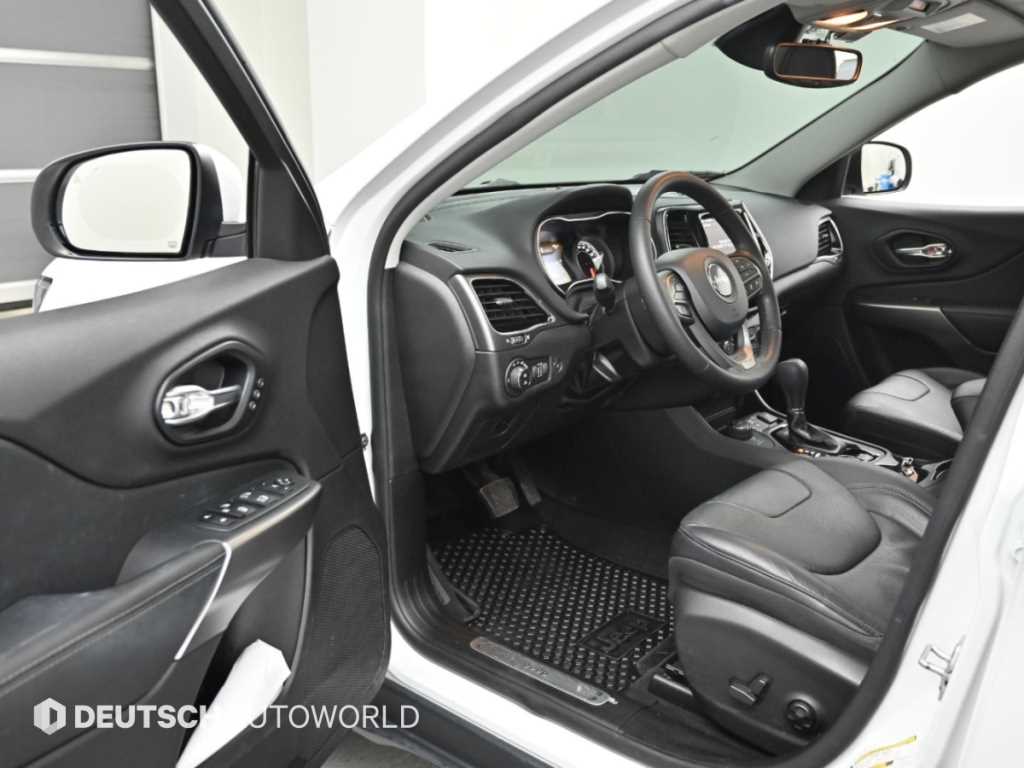 Jeep Cherokee — photo 11