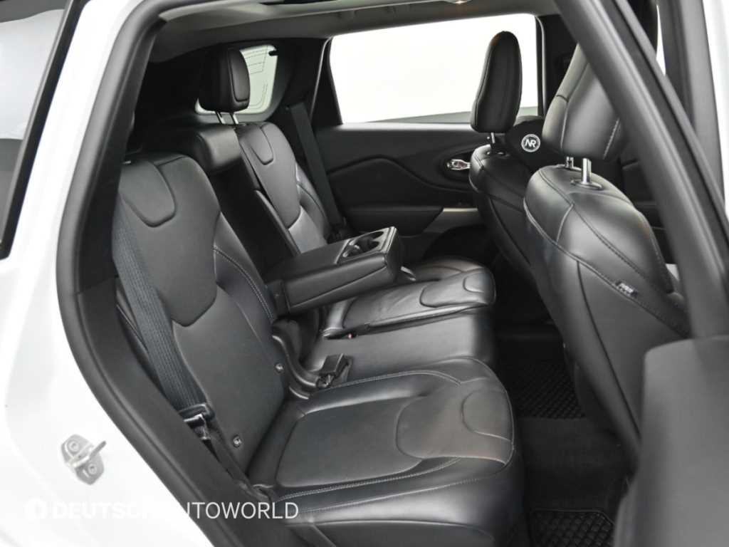 Jeep Cherokee — photo 12