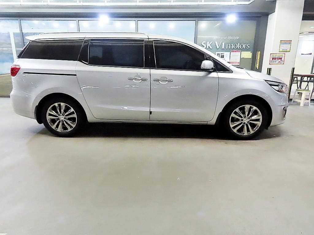 Kia Carnival — photo 03