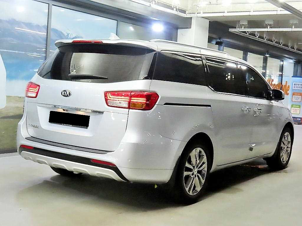 Kia Carnival — photo 04