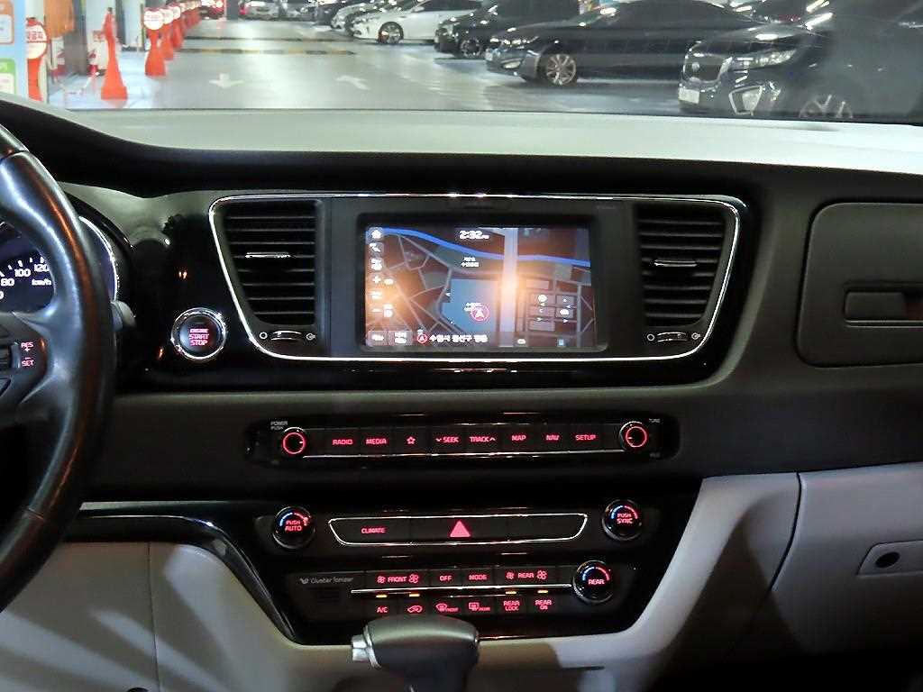Kia Carnival — photo 11