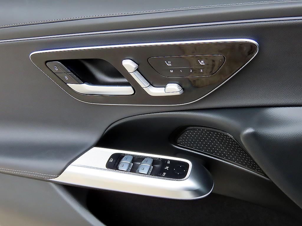 Mercedes-Benz E-Class — photo 11