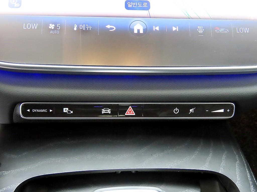 Mercedes-Benz E-Class — photo 12