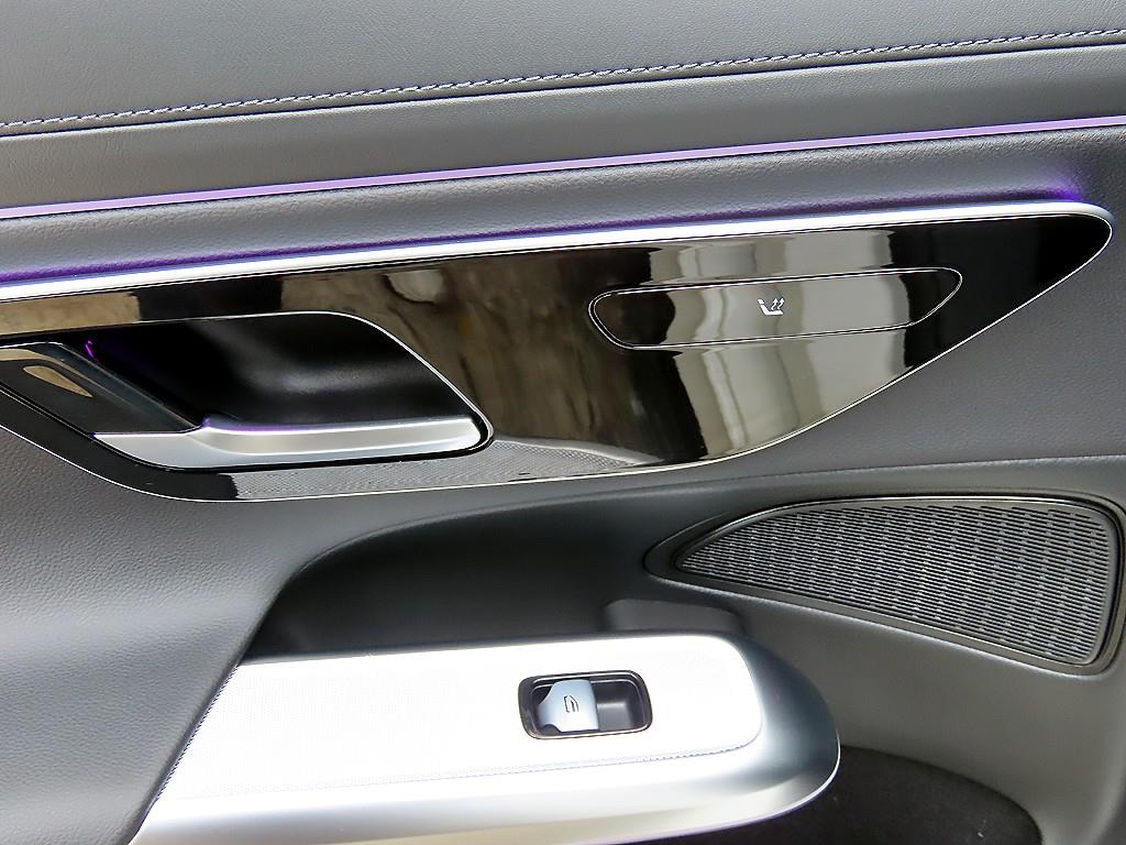 Mercedes-Benz E-Class — photo 16