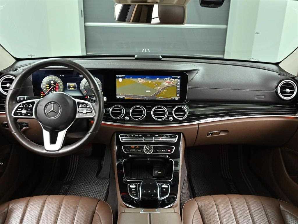 Mercedes-Benz E-Class — photo 07