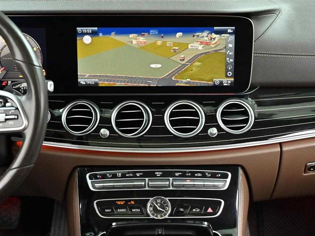 Mercedes-Benz E-Class — photo 15