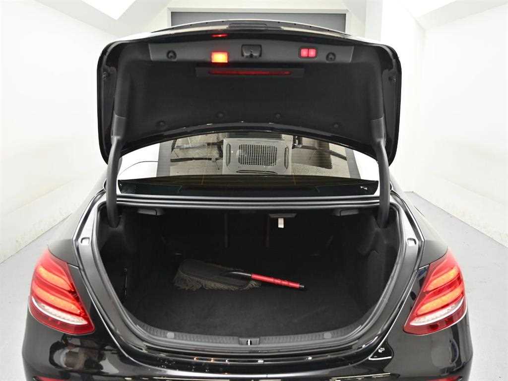 Mercedes-Benz E-Class — photo 20