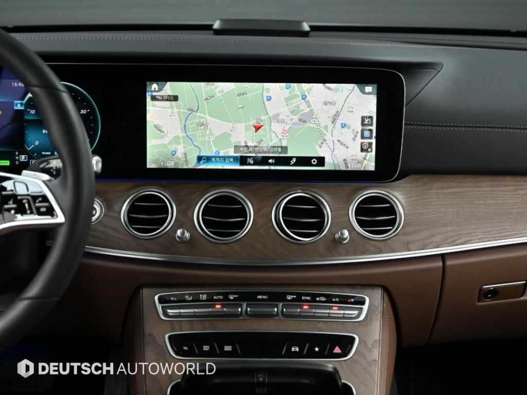 Mercedes-Benz E-Class — photo 14