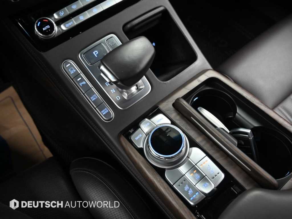 Genesis G90 — photo 09