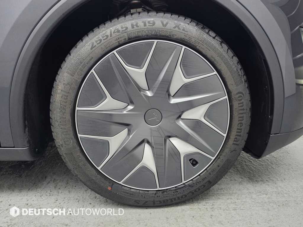 Tesla Model Y — photo 05