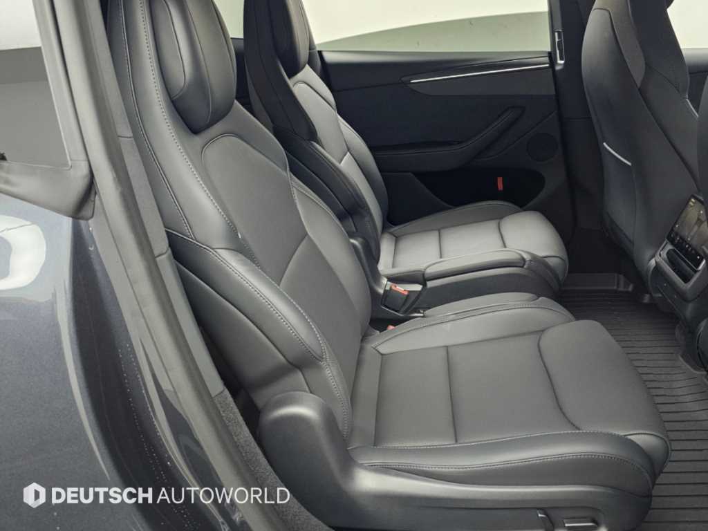 Tesla Model Y — photo 12