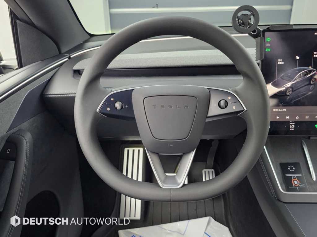 Tesla Model Y — photo 13