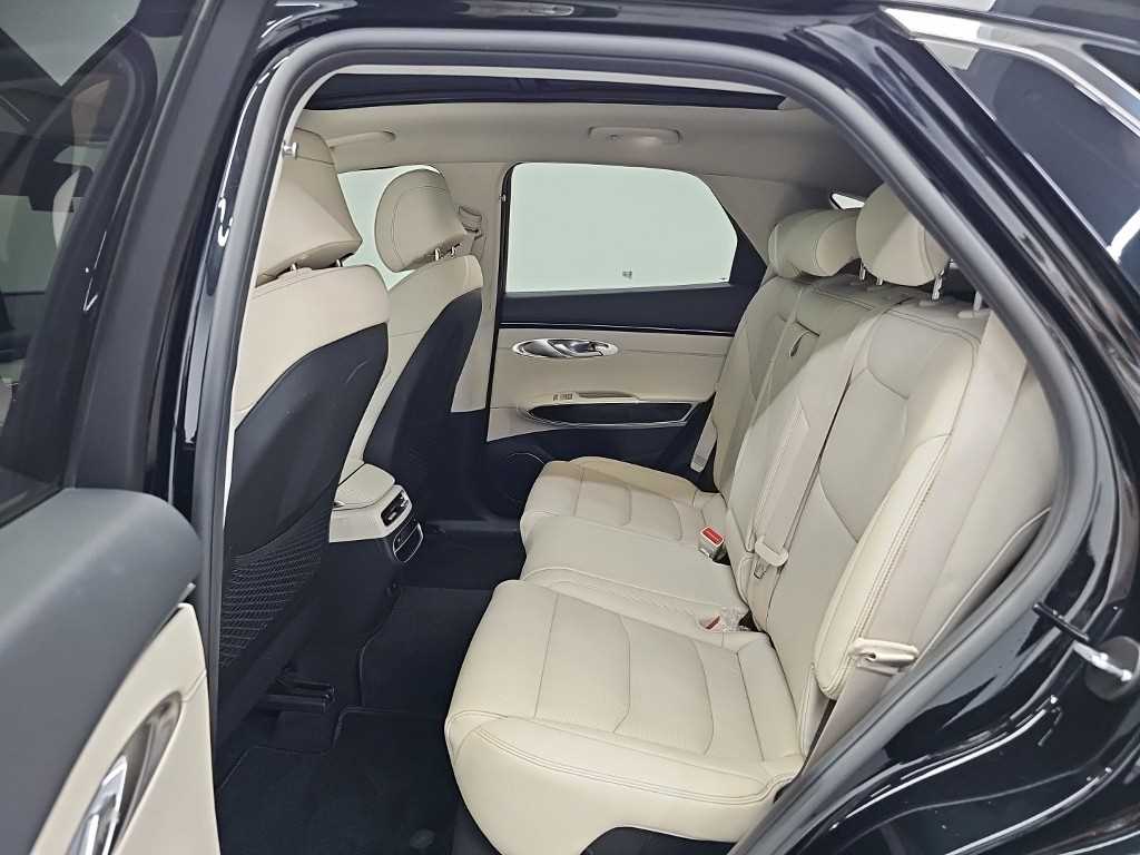 Genesis GV70 — photo 12