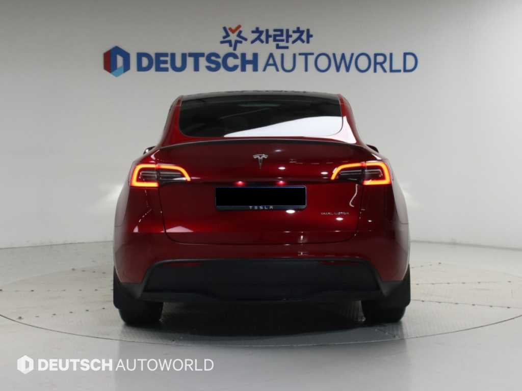 Tesla Model Y — photo 04