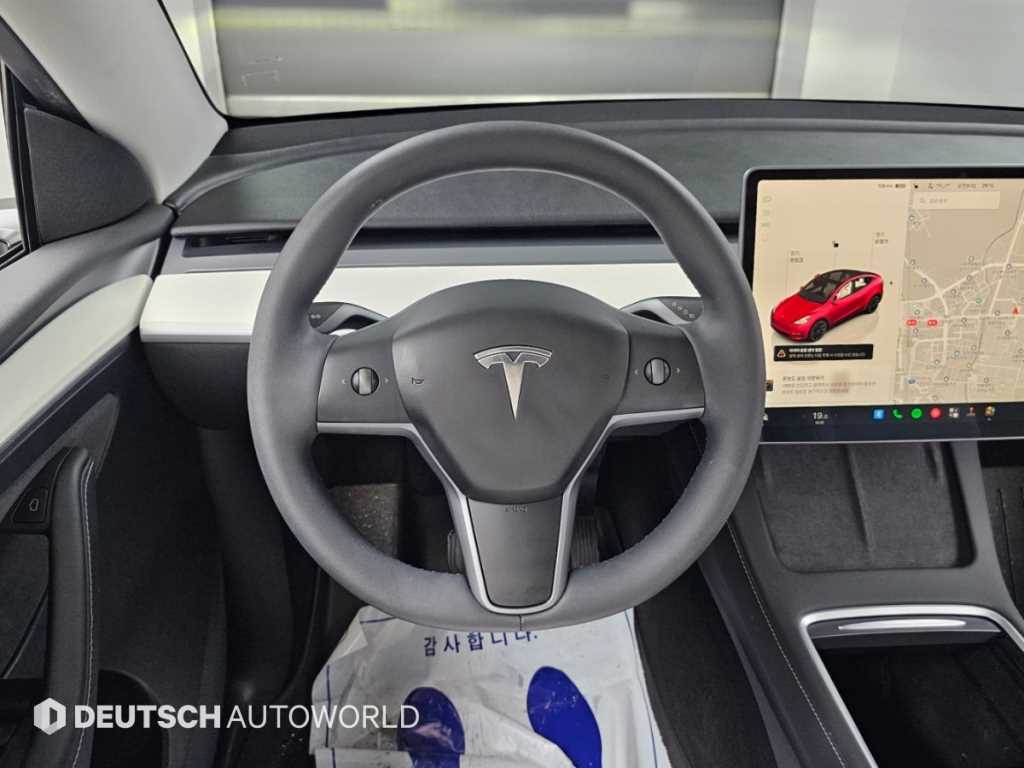 Tesla Model Y — photo 13