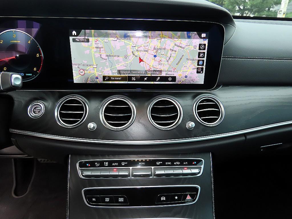 Mercedes-Benz E-Class — photo 13