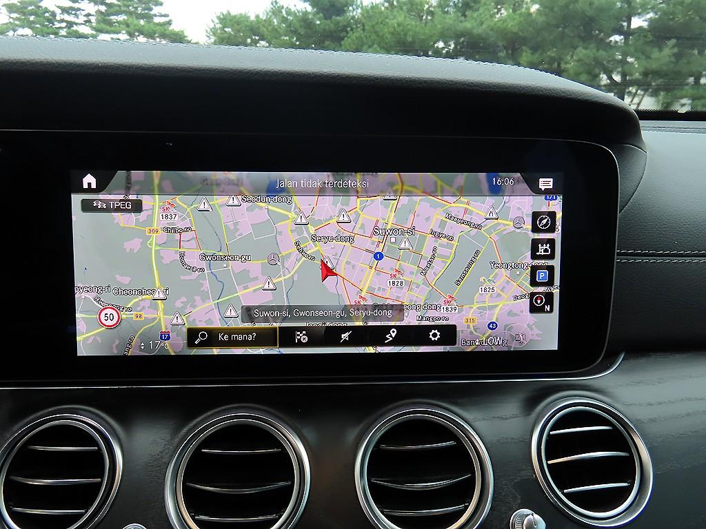 Mercedes-Benz E-Class — photo 14