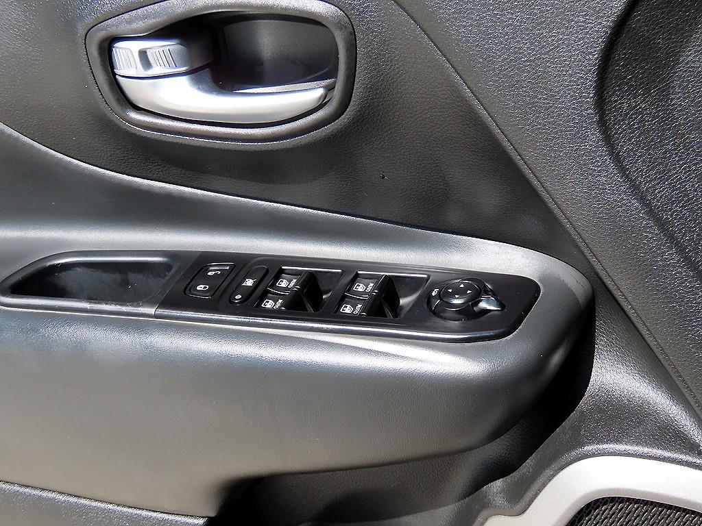 Jeep Renegade — photo 11