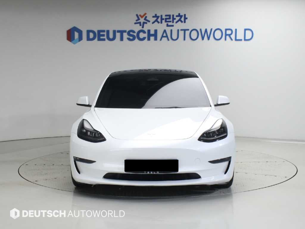 Tesla Model 3 — photo 03