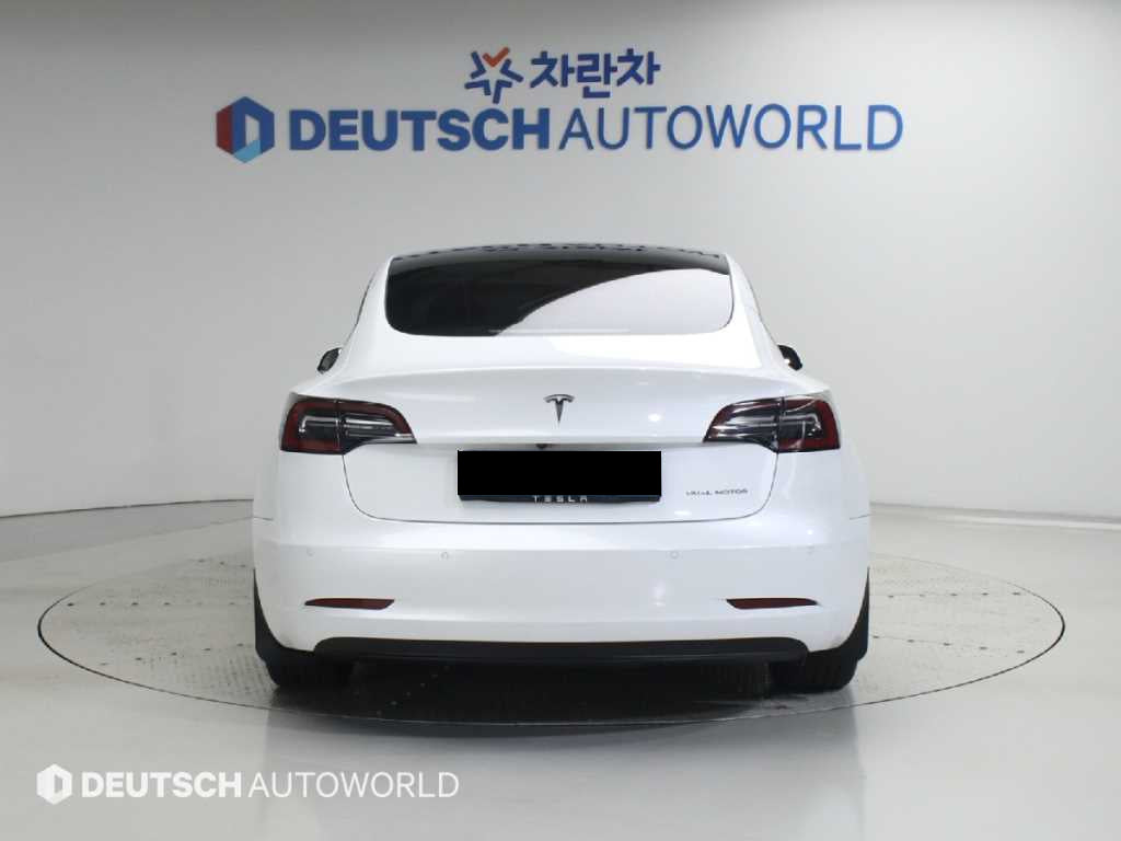 Tesla Model 3 — photo 04
