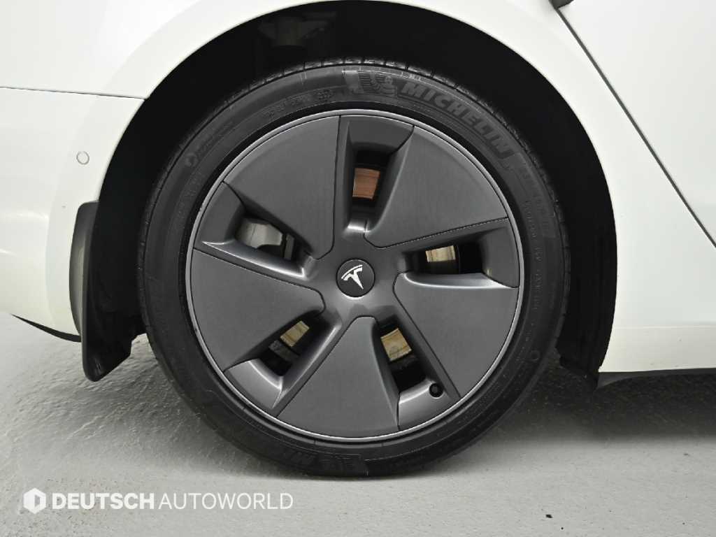 Tesla Model 3 — photo 05