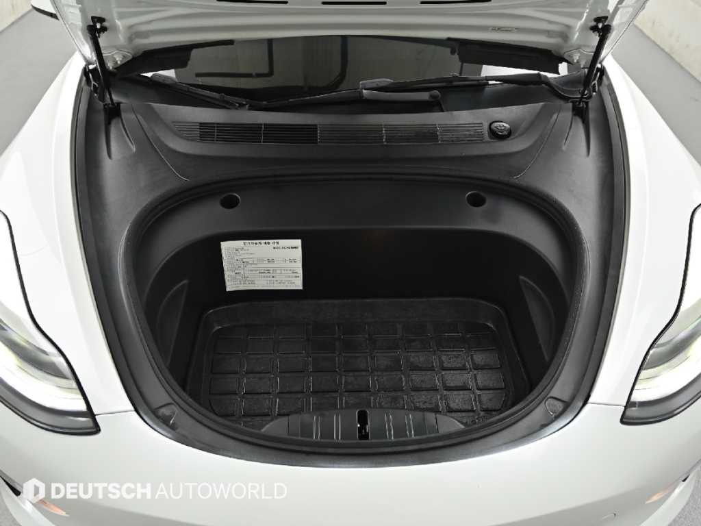 Tesla Model 3 — photo 06
